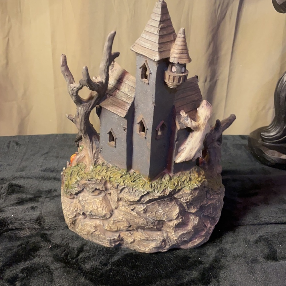 Haunted House Halloween Resin LED Decor - Picture 6 of 7